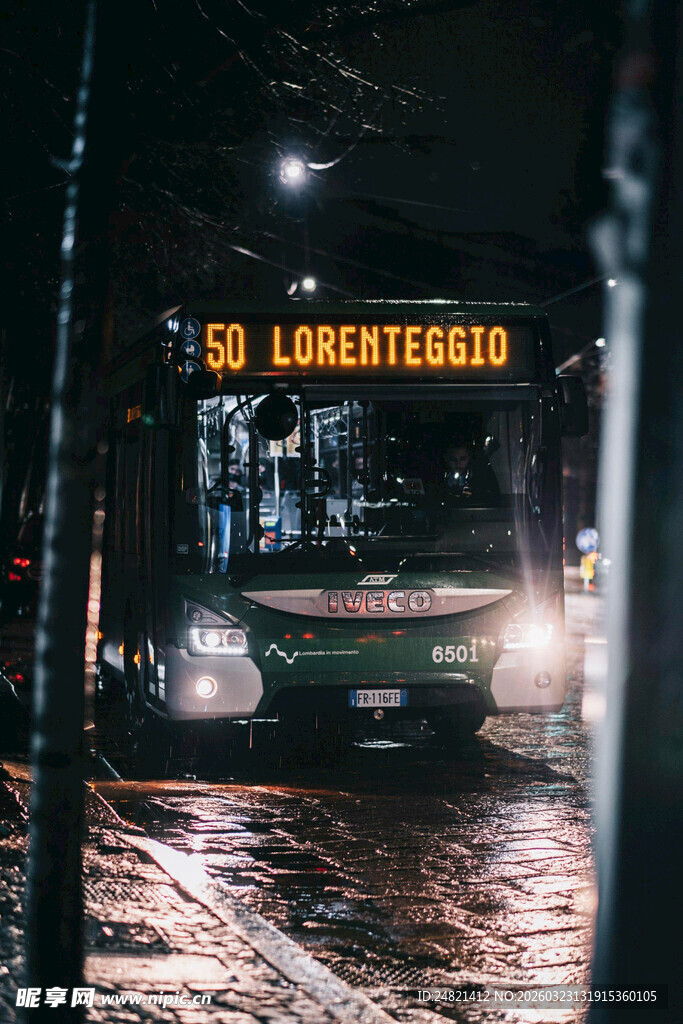 雨夜街头的复古汽车
