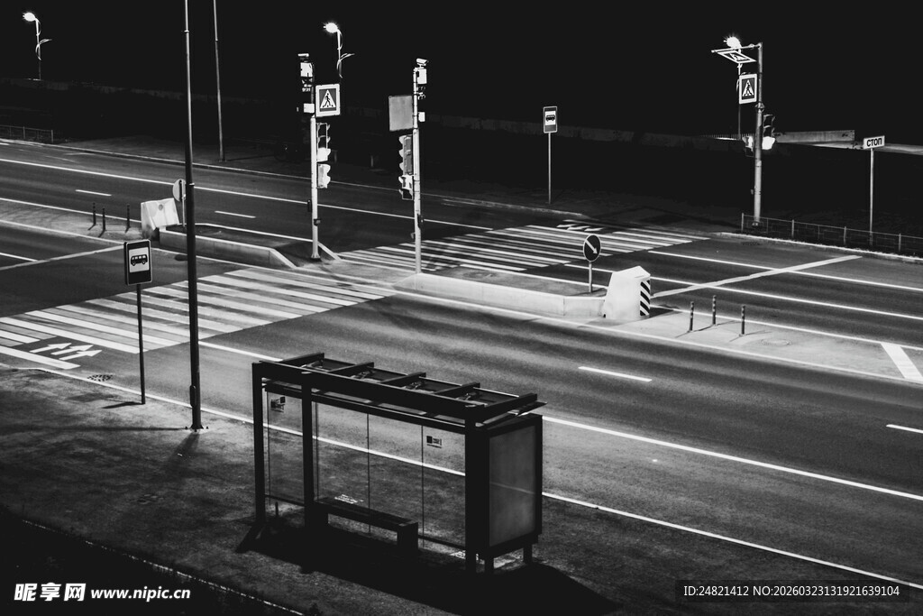 夜晚空旷街道公交站场景