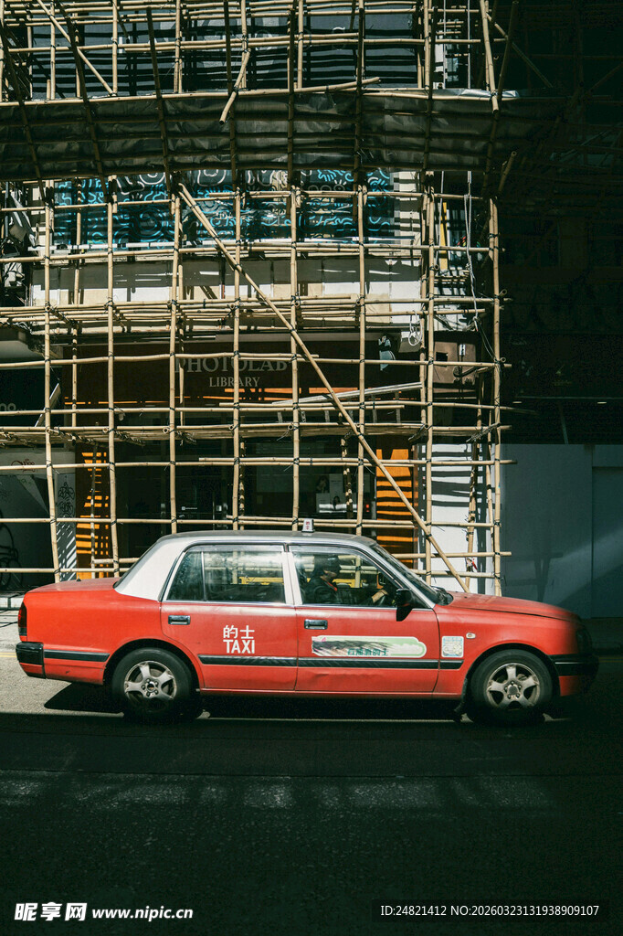 施工旁的红色出租车