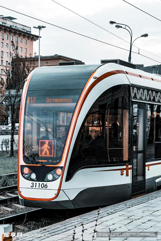 现代有轨电车停靠在站台