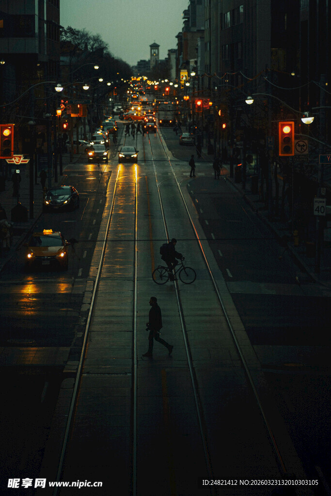 城市夜幕下的街道景象