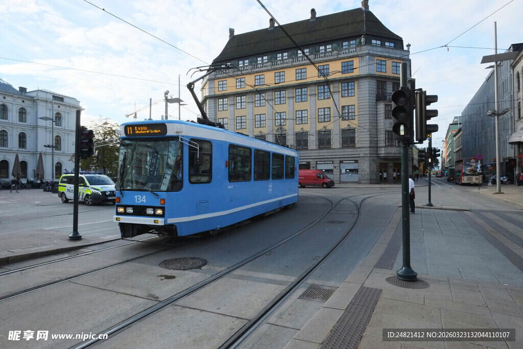 城市街道上的蓝色有轨电车