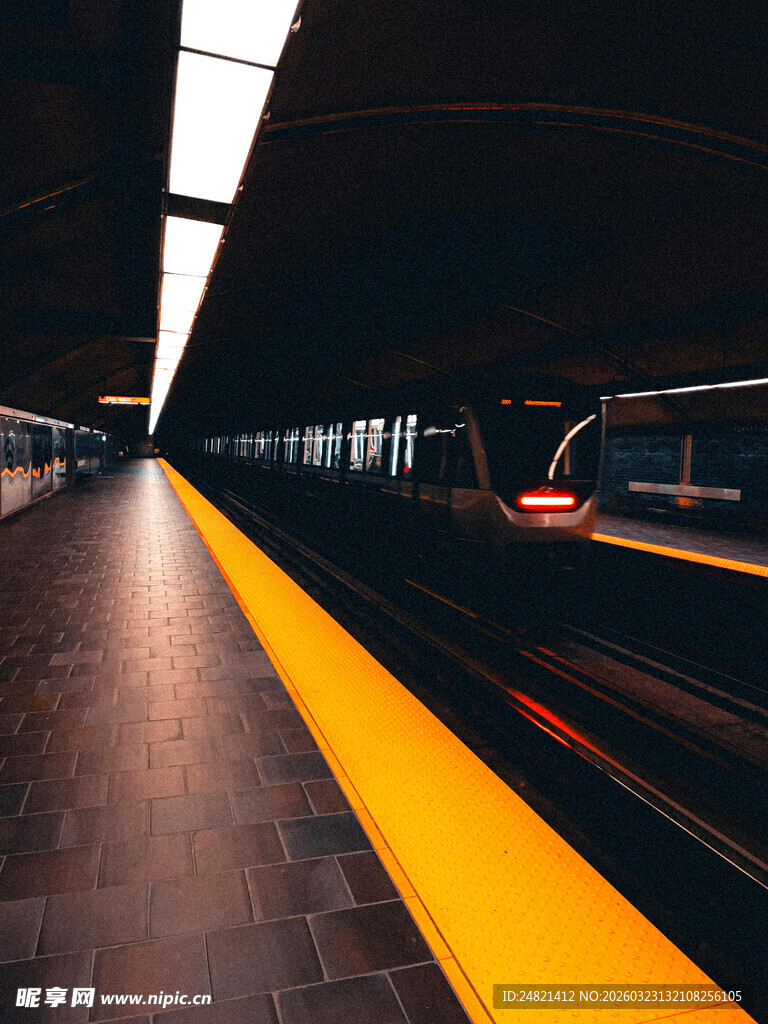 地铁站台列车快速驶过