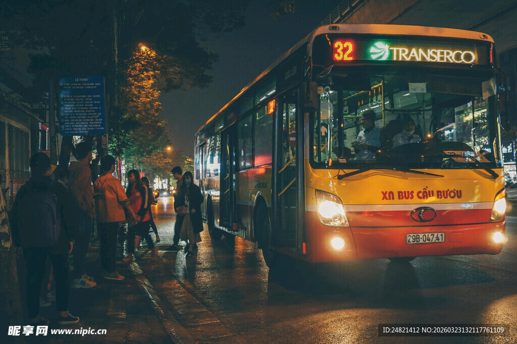 夜晚公交站的热闹景象