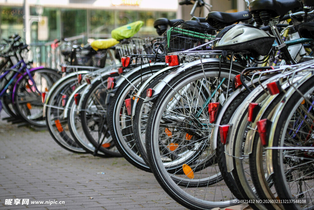 整齐停放的多彩自行车队