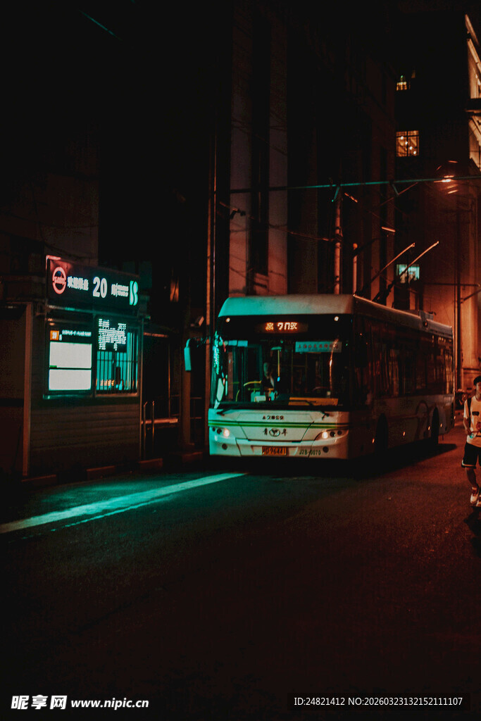 夜晚街头的亮灯公交车