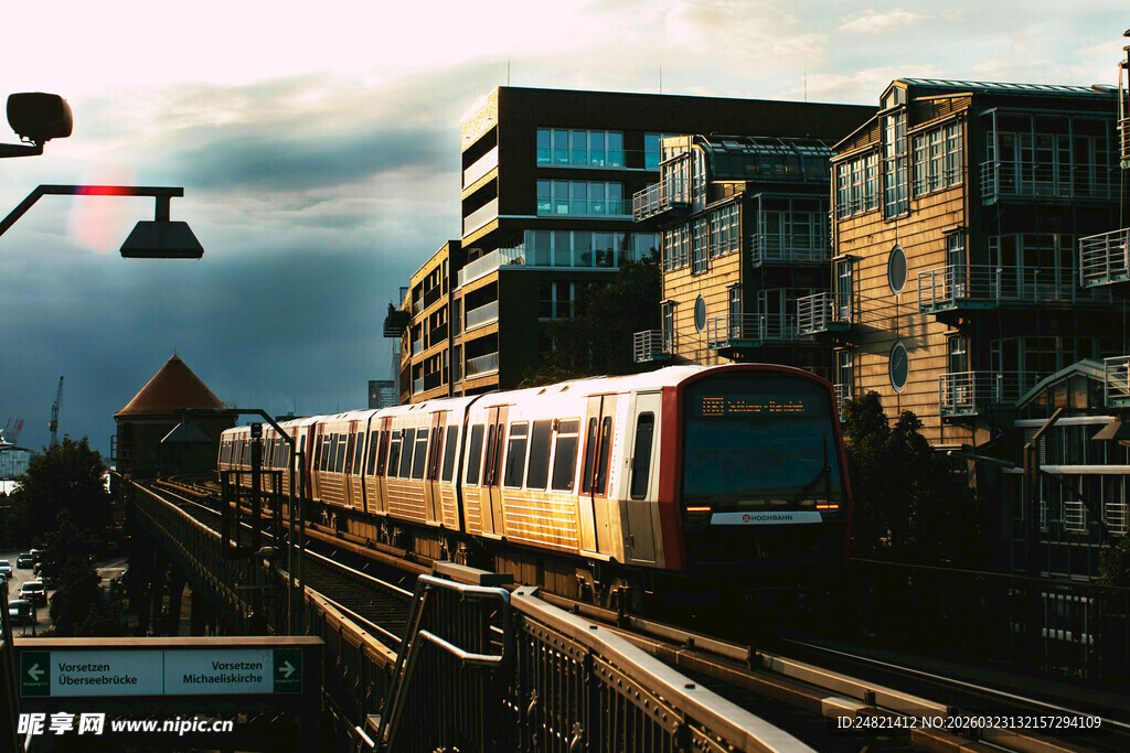 城市铁轨上行驶的列车