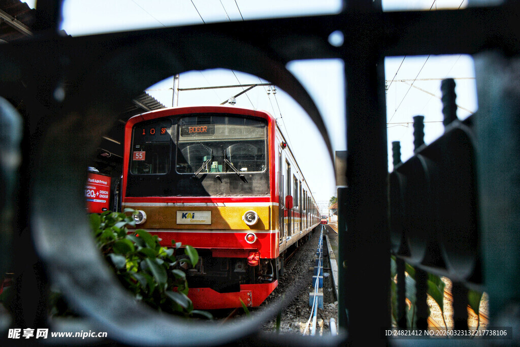 透过圆镜看行驶的公交车