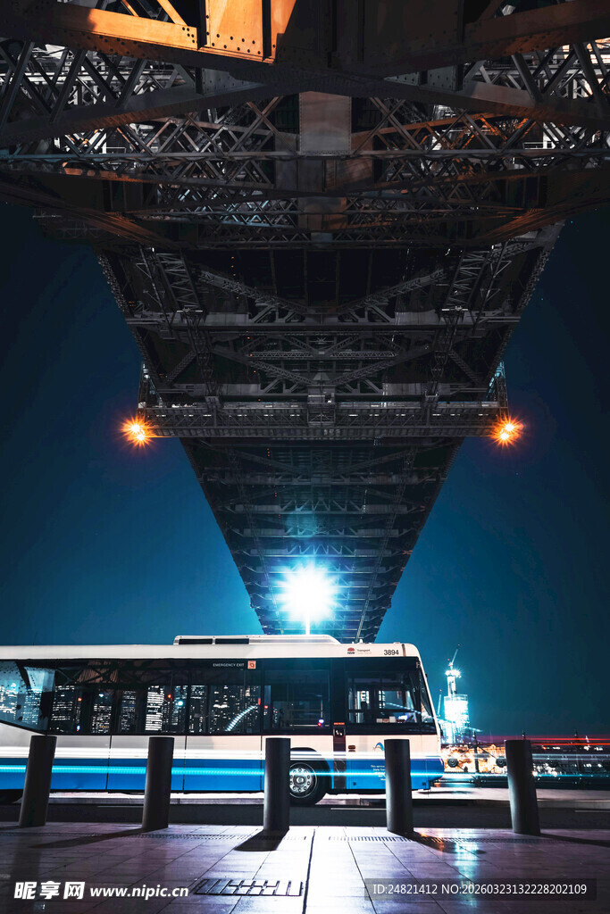 夜晚车站的现代公交