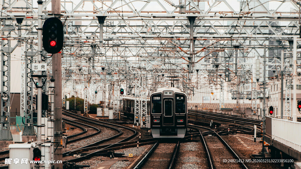 火车站铁轨与信号灯场景
