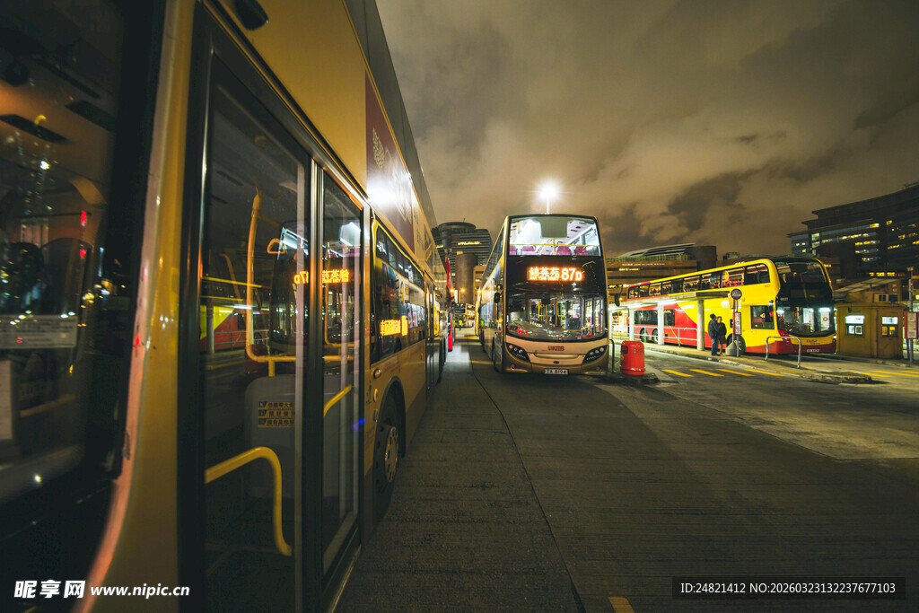 夜晚街道上的行驶公交车