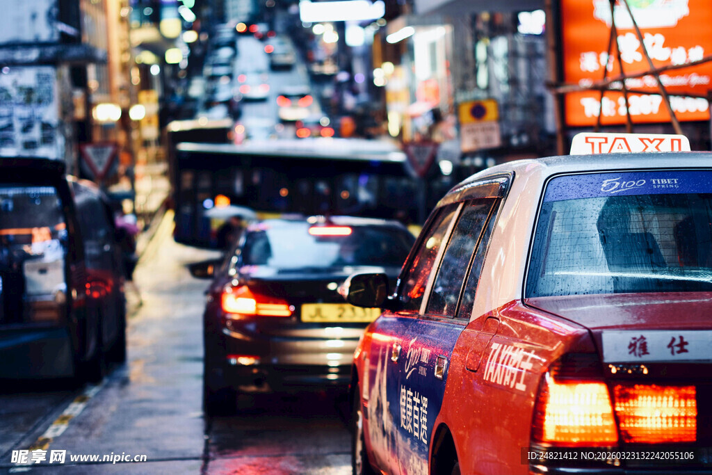 城市街头拥堵的出租车场景