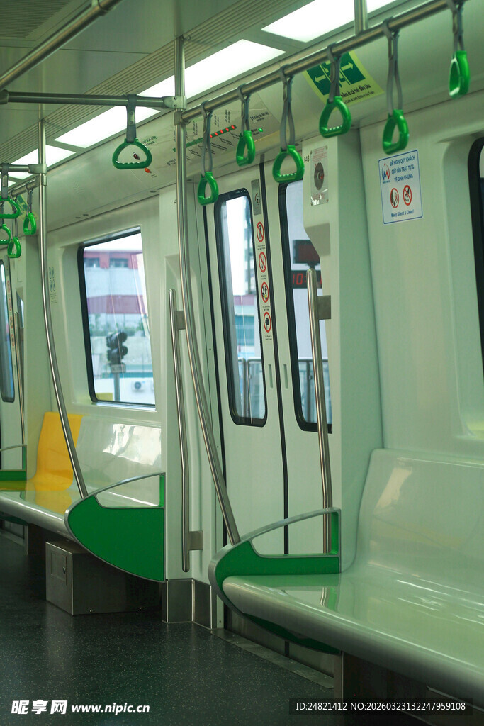 地铁车厢内景