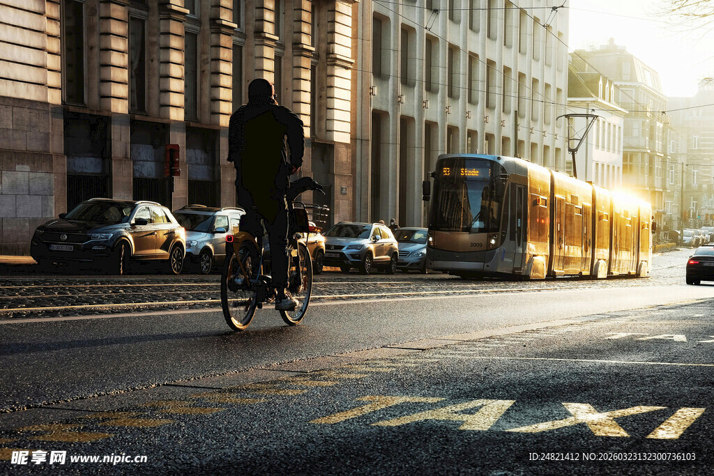 城市街道黄昏骑行景象
