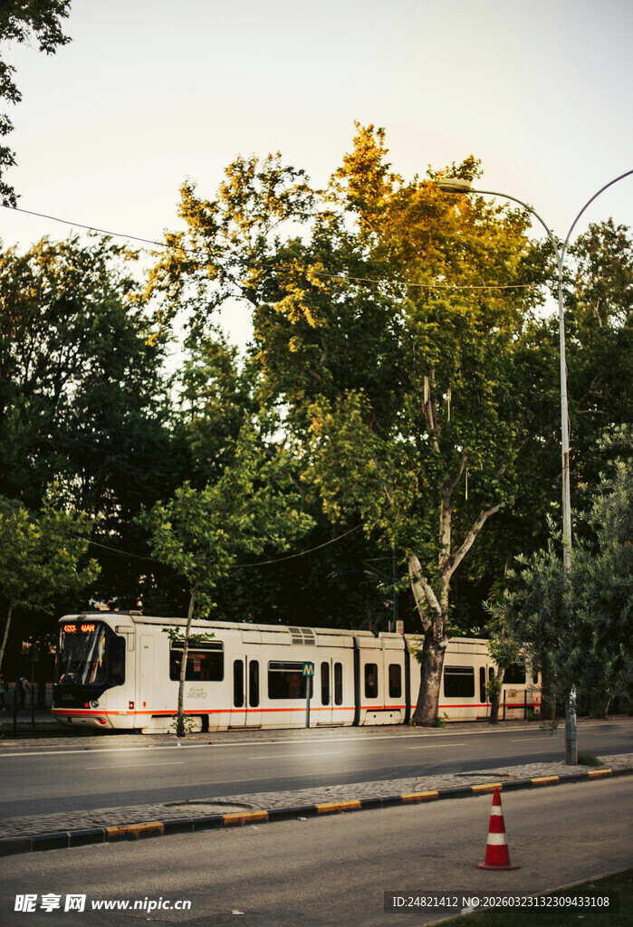 城市街道旁的有轨电车