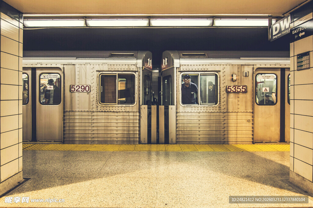 地铁站内列车停靠场景