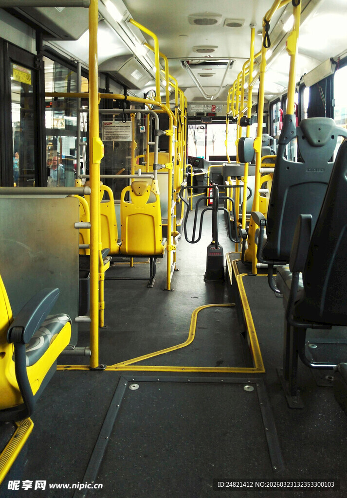 公交车内部整洁的黄色扶手