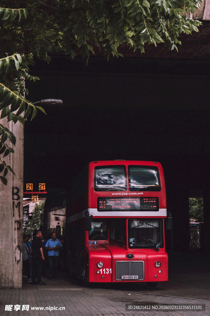街头红色双层巴士