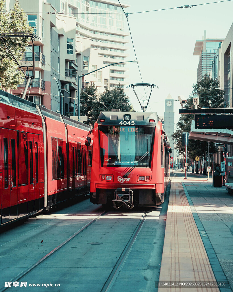 城市中的红色有轨电车