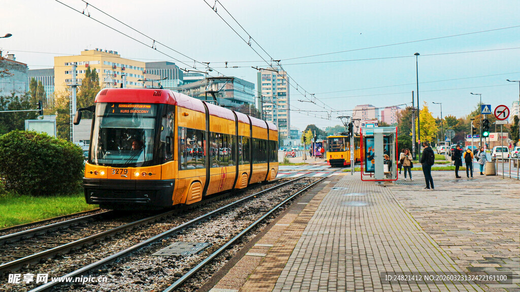 城市轨道旁等候的人群