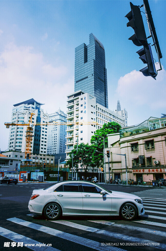 城市街道上的白色轿车
