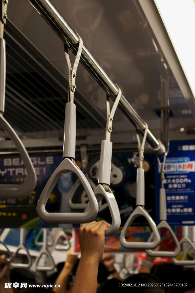 地铁内的扶手装置