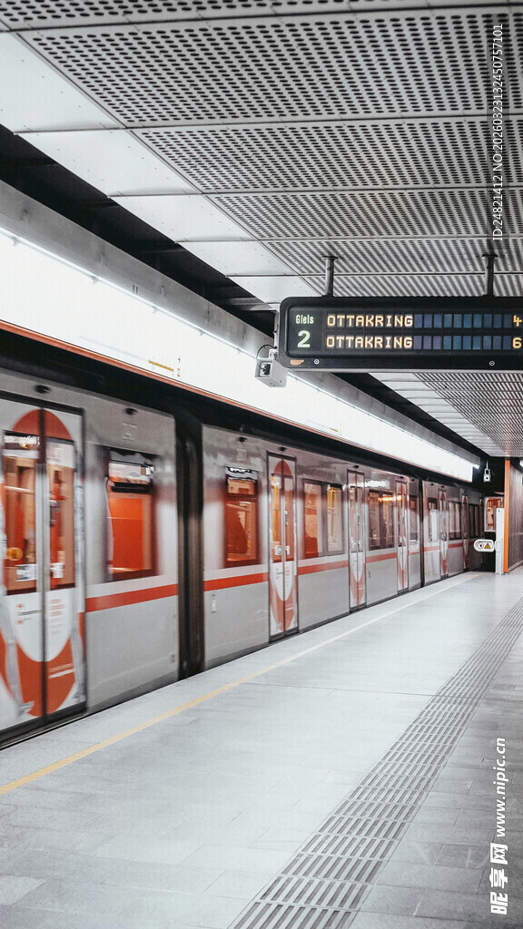 地铁站台的列车停靠瞬间