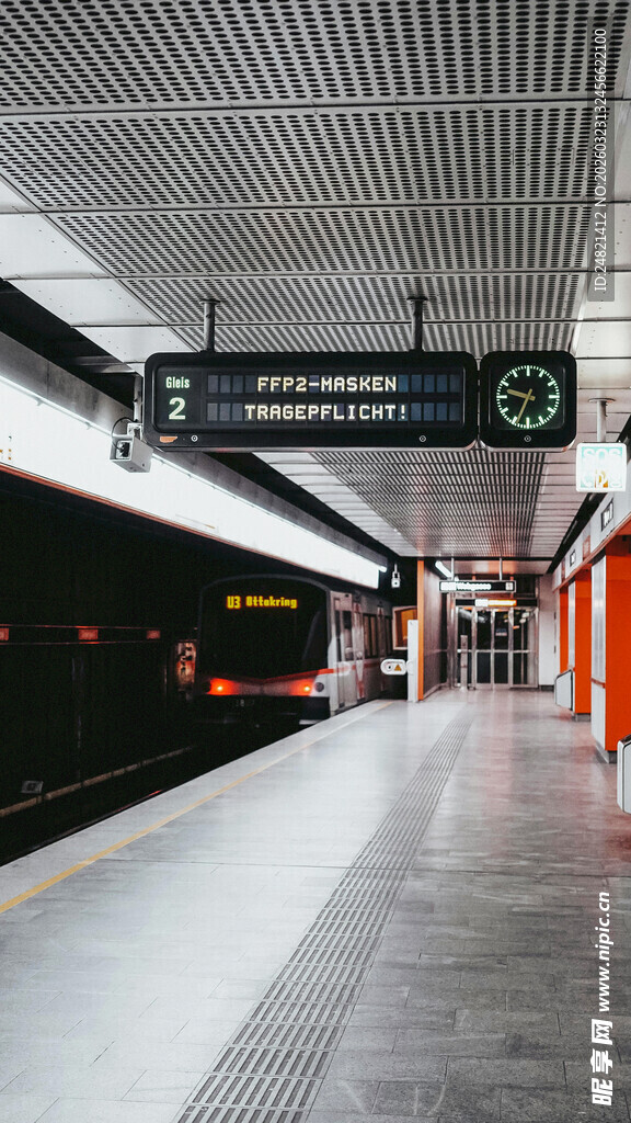 现代风格的地铁车站场景