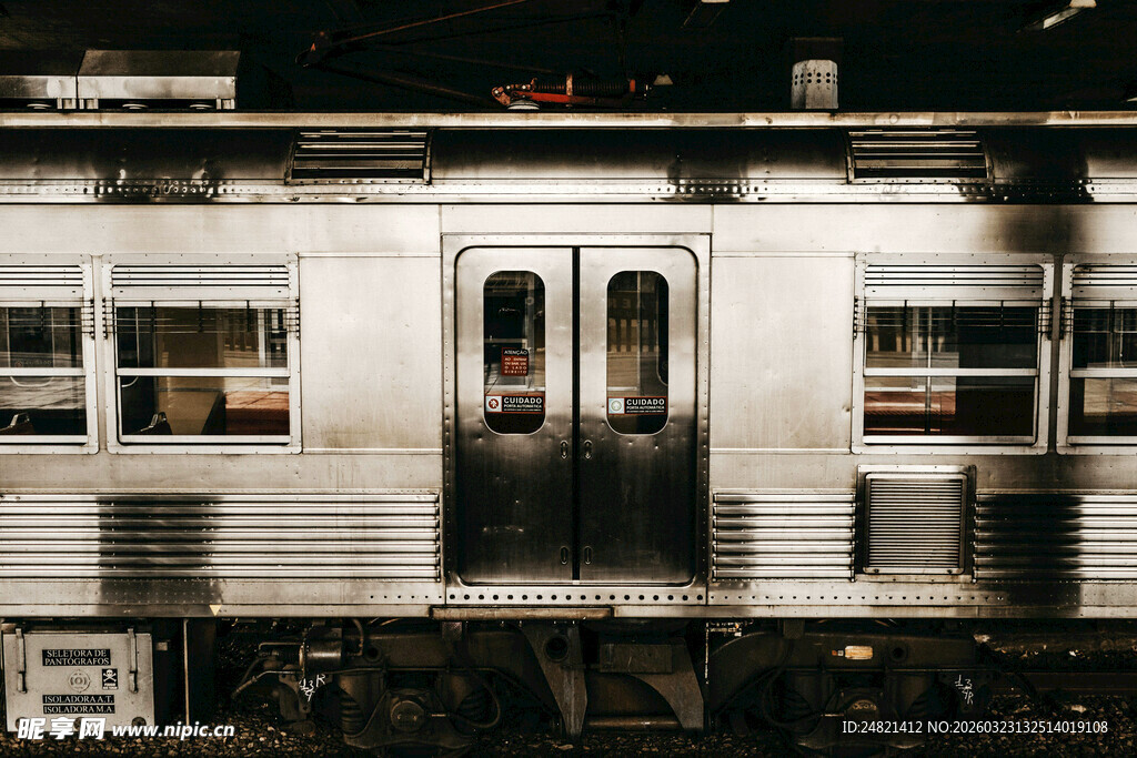 夜间停靠的复古地铁车厢