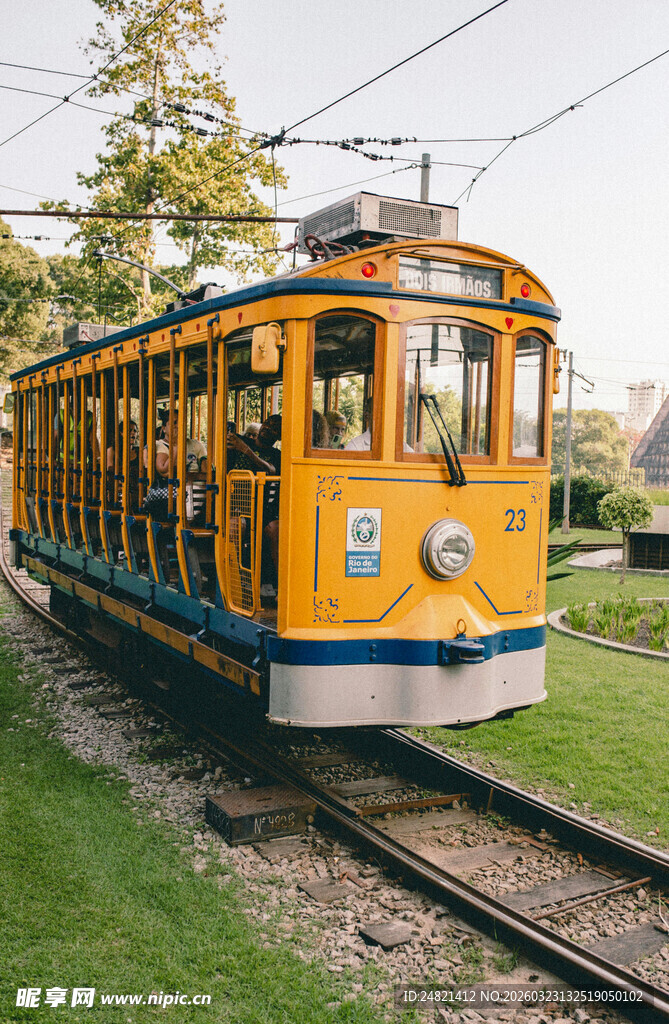 复古黄色有轨电车
