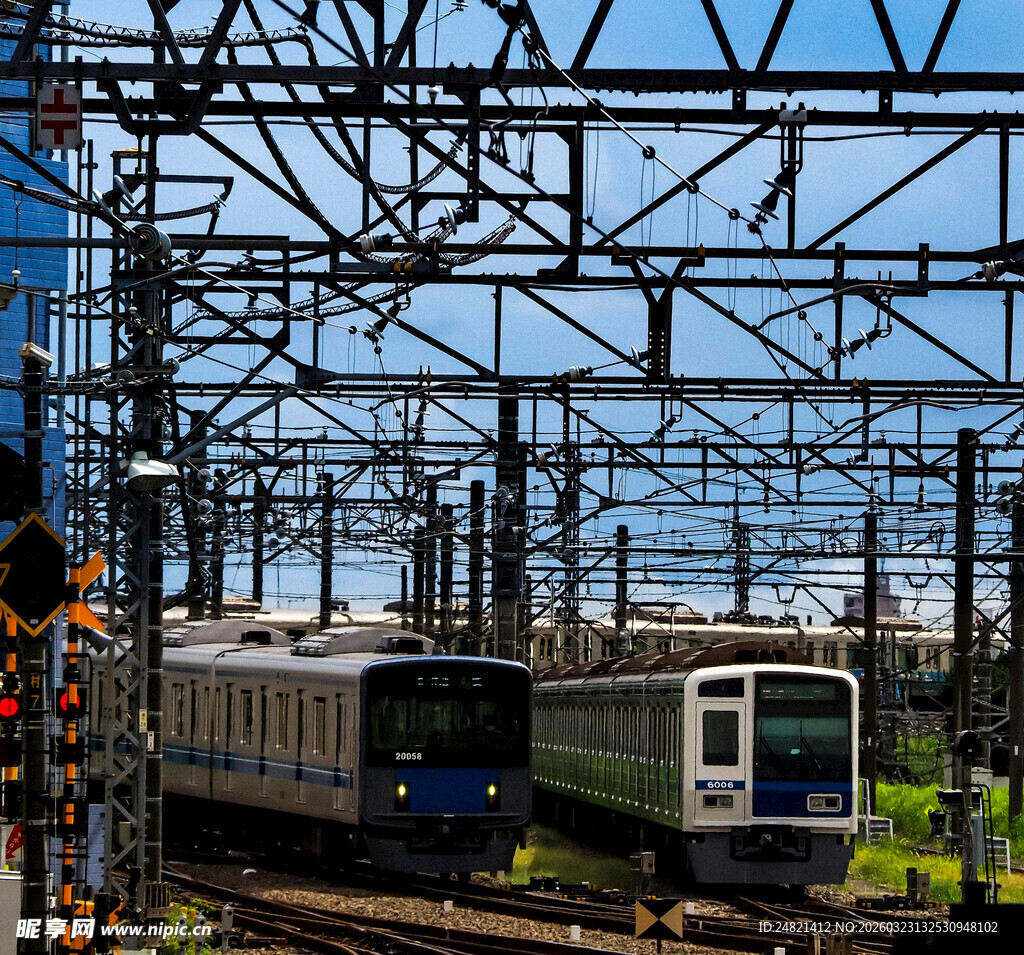 铁轨上的双列火车