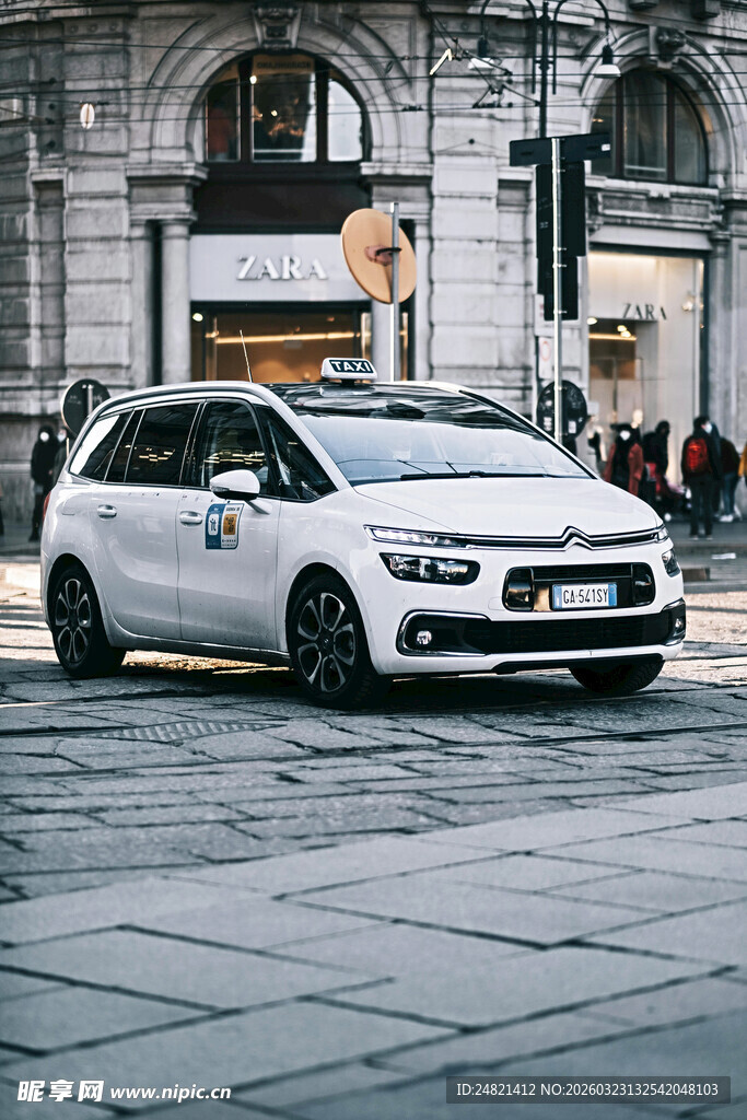 白色时尚轿车停靠广场