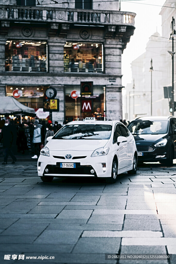 城市街道上的白色出租车