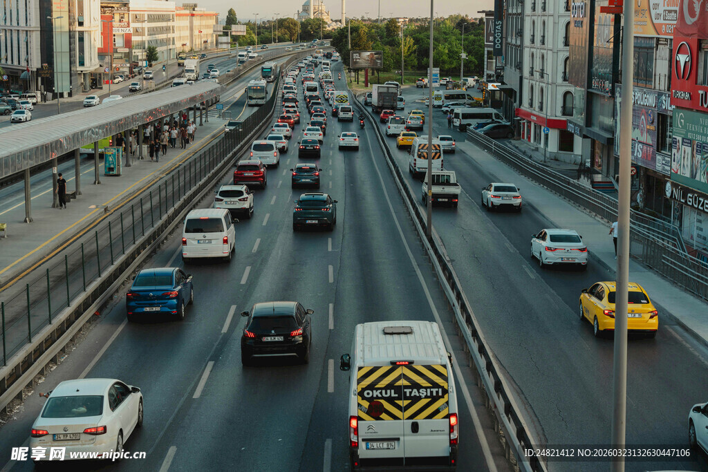 城市繁忙公路交通景象
