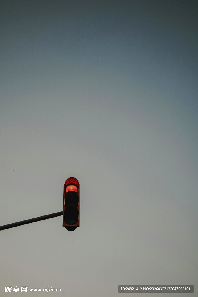 空中的红色交通信号灯