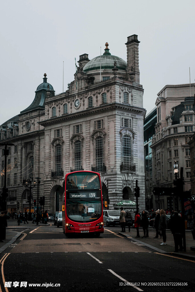 伦敦街头的双层红色巴士