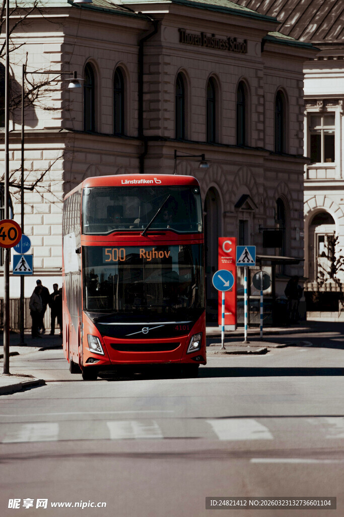 城市街头的红色双层巴士