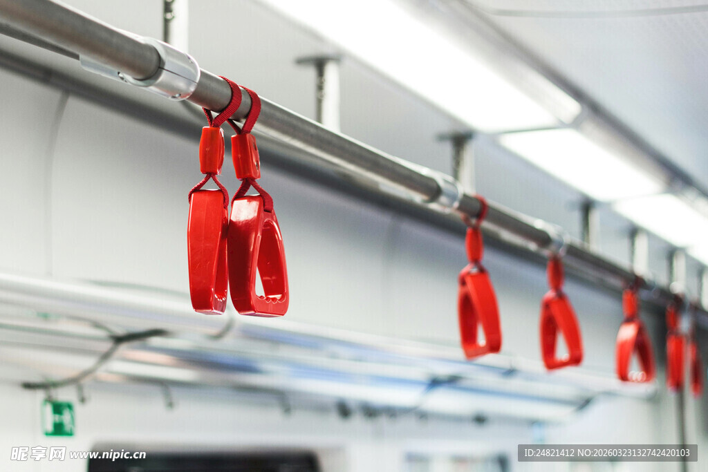 红色手套挂于金属架上