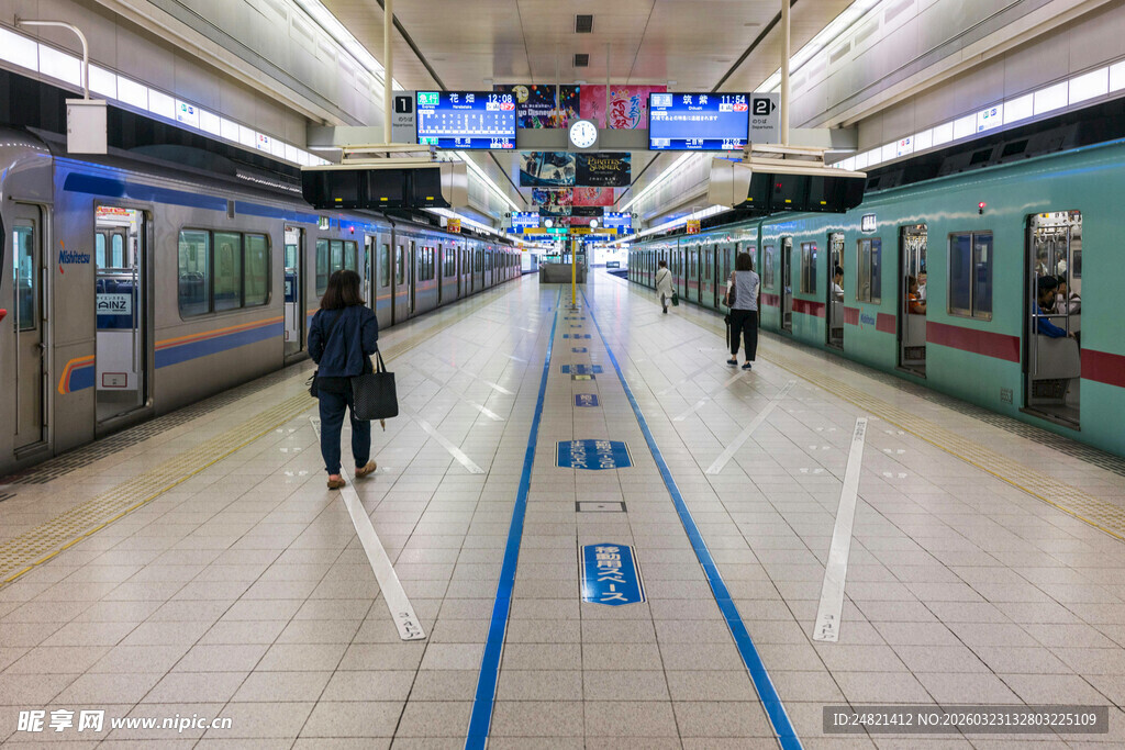 地铁站内行人与列车场景