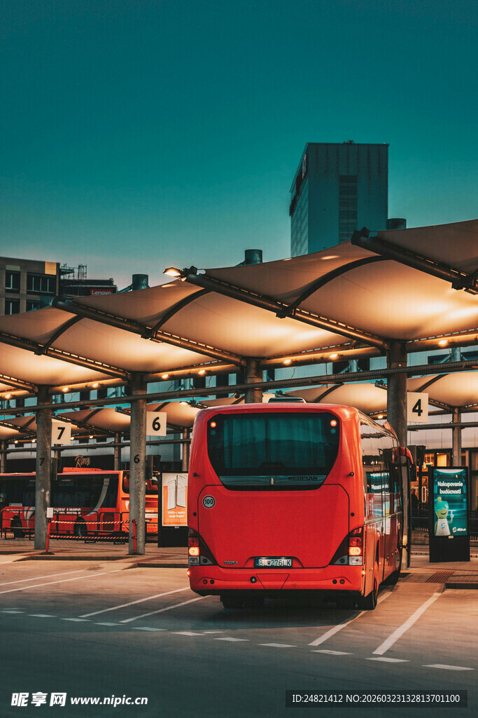 夜晚公交站的红色公交车