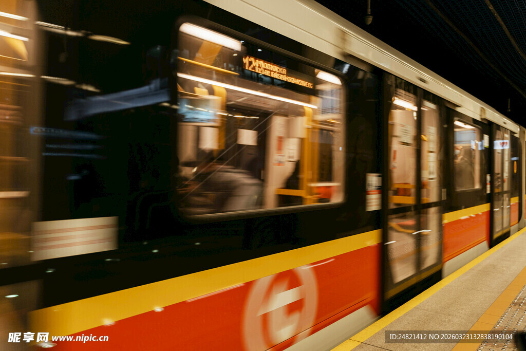 地铁列车站台前快速驶过