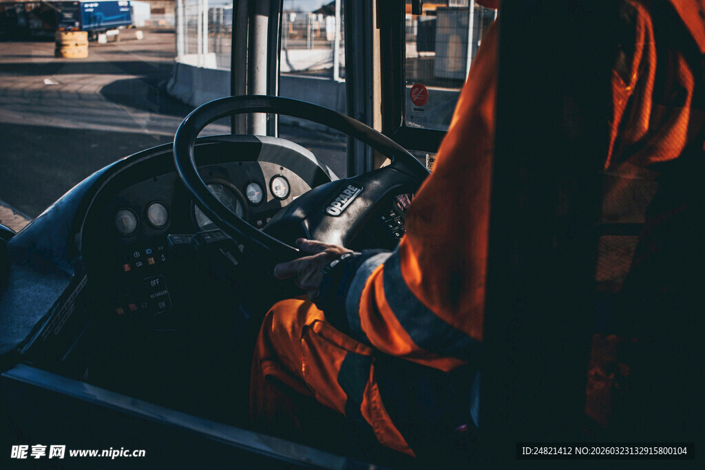 公交司机驾驶中的瞬间