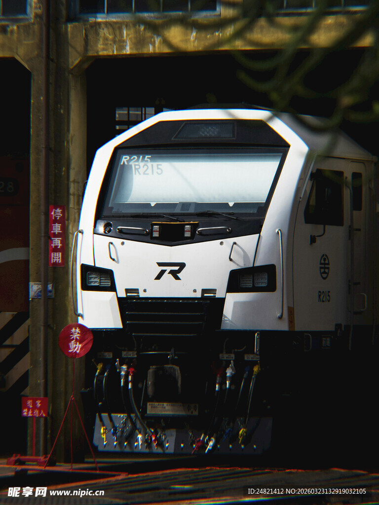 白色火车头停靠于轨道