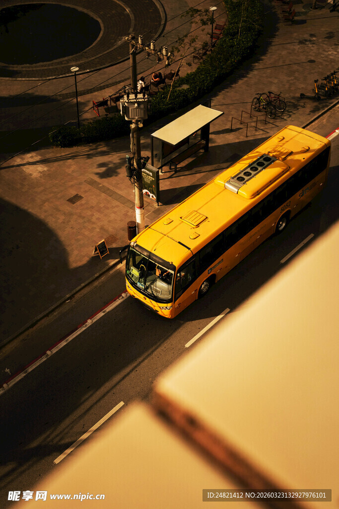黄色巴士行驶在城市道路上