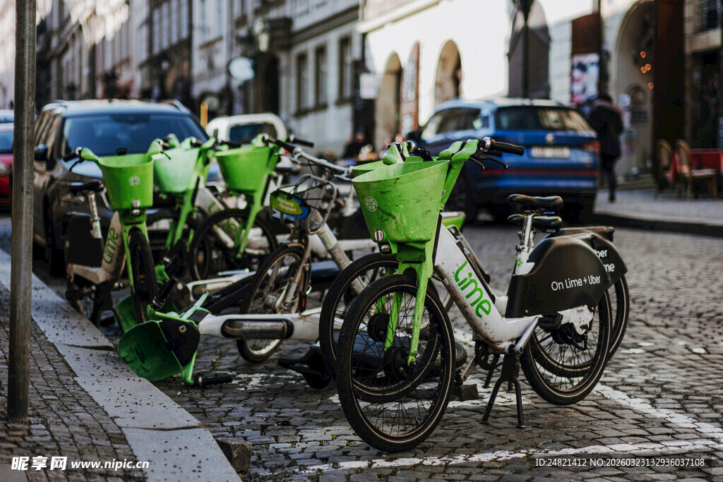 街边停放的一排绿色自行车