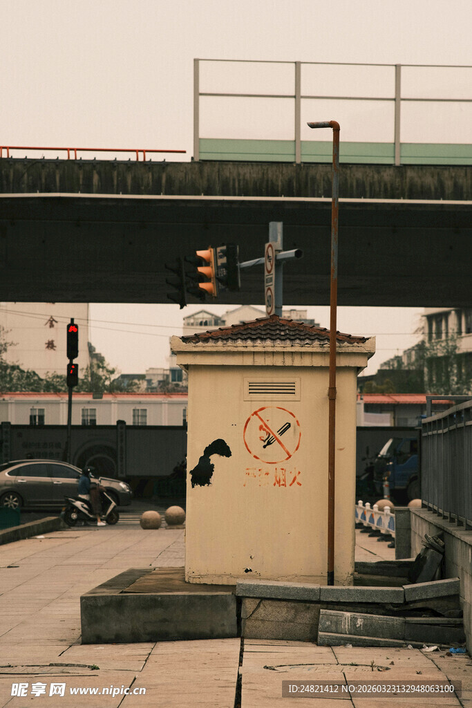 城市铁路旁的信号灯设施