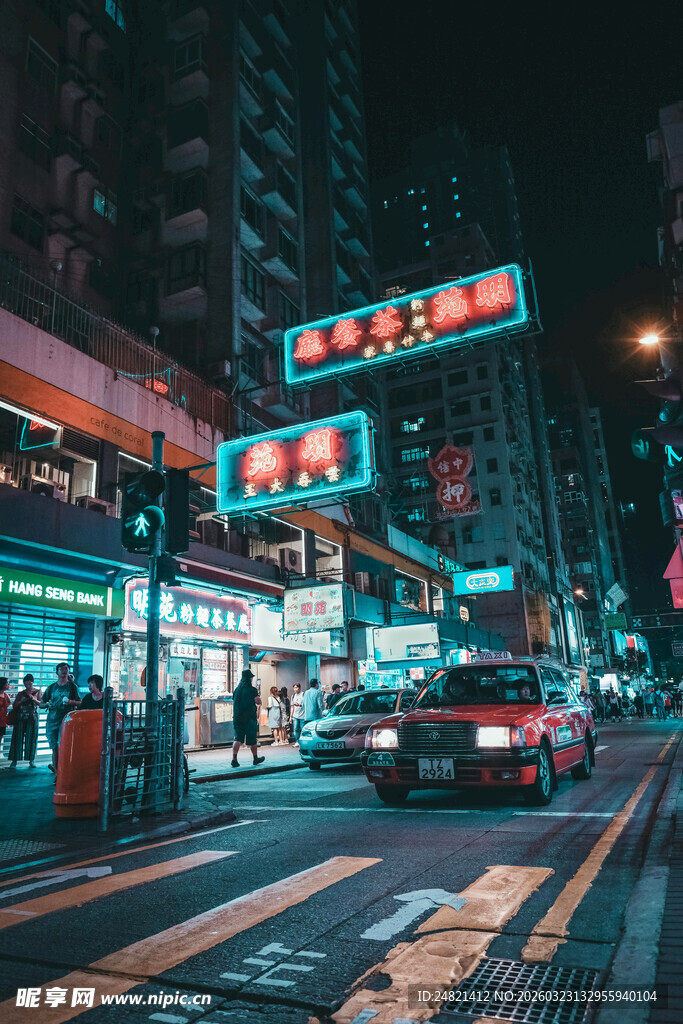 霓虹闪烁的都市夜间街道