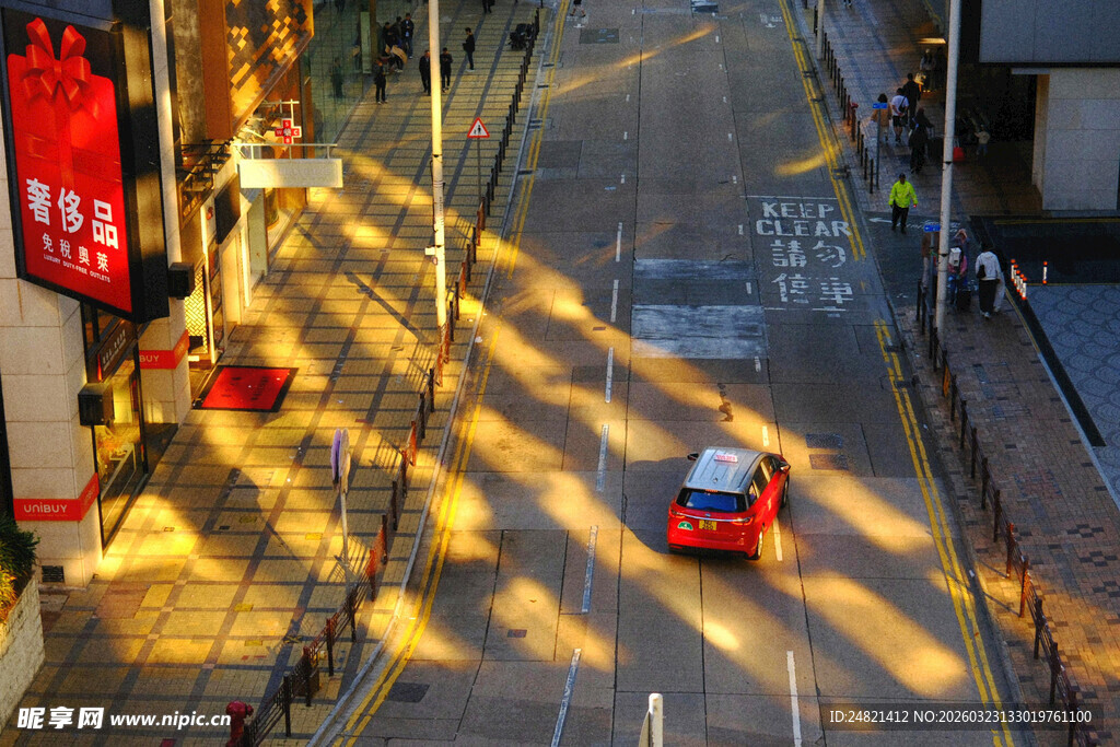 夕阳下街道上的行驶车辆