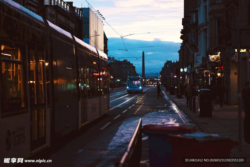 城市街道傍晚的静谧景象