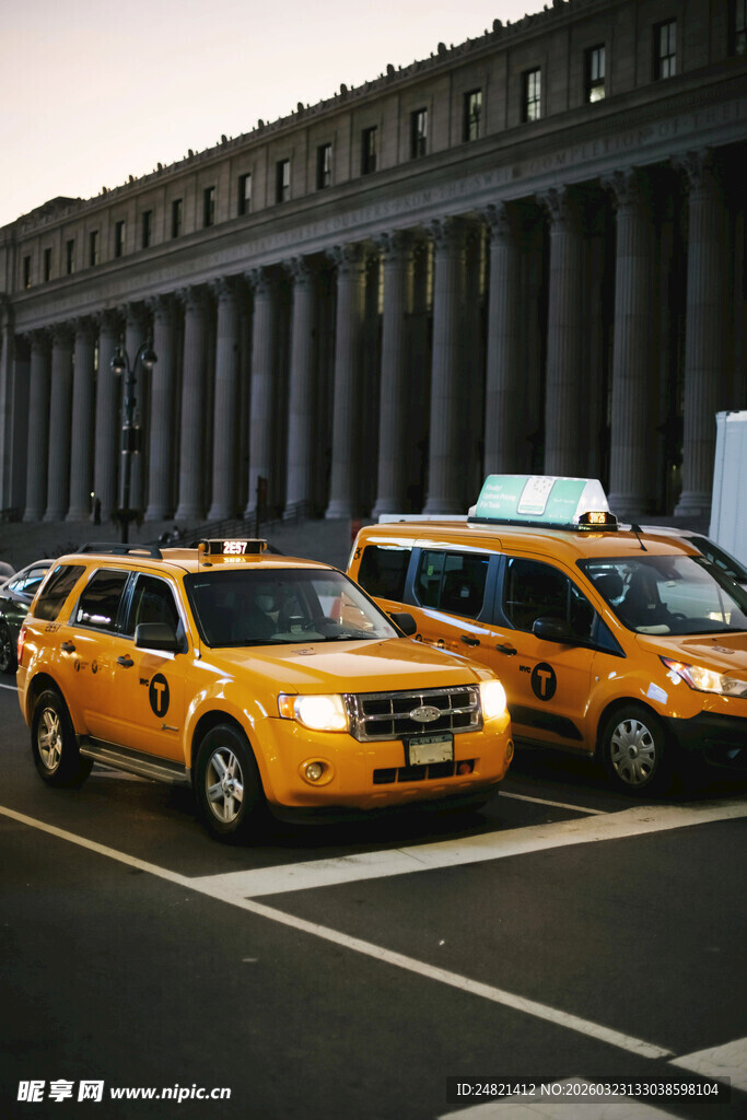 城市街道上的黄色出租车